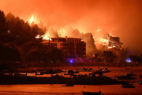 Rozsáhlý lesní požár v chorvatském Omiši. (14. srpna 2026)