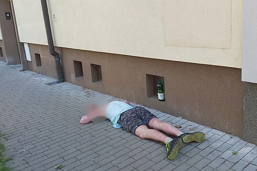 Opilec si v Pardubicích ustlal na chodníku.