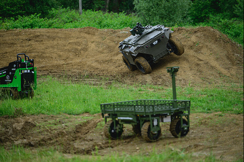 Na armádním polygonu v Lipníku nad Bečvou je robotům nastraženo celkem 13...