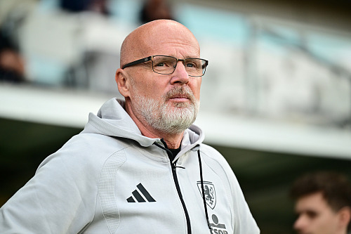 Trenér české jednadvacítky Michal Bílek sleduje utkání s Bulharskem.