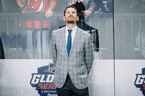 Bývalý český hokejista Patrik Eliáš na střídačce New Jersey během návštěvy NHL...