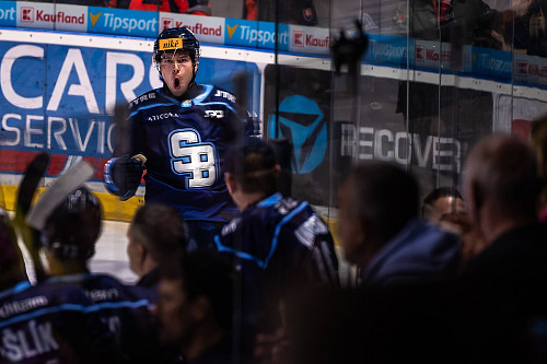 Ryan Dmowski slaví branku Slovanu Bratislava.