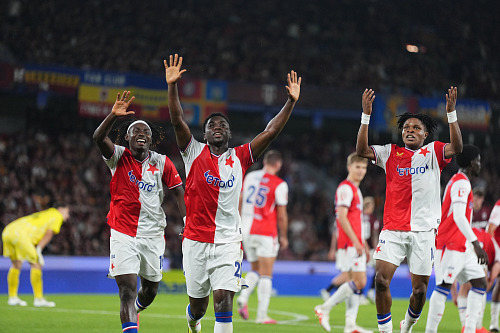 Fotbalisté Slavie se radují z gólu, který vstřelil Emmanuel Ayaosi.
