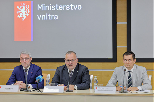 Ministři vnitra Lubomír Metnar a dopravy Ivan Bednárik představili nová právní...