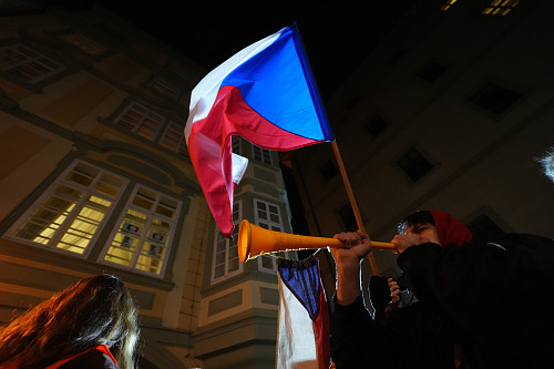 Lidé prostestují proti rozhodnutí vládní koalice projednat ve Sněmovně...