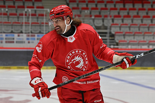 Třinecký navrátilec Daniel Voženílek na tréninku Ocelářů.