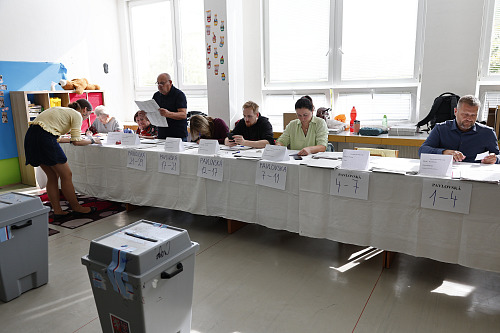 V Česku začínají komunální a senátní volby. (9. září 2026)