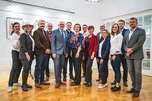 Společné foto novojičínských koaličních zastupitelů, schází jen současný...