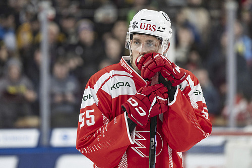 Zklamaný pardubický útočník Tomáš Vondráček po vyřazení ze Spenglerova poháru