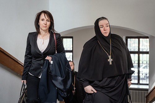 Fotografie ze soudního jednání kauzy někdejší představené pravoslavného...