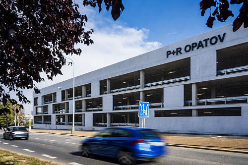 Nový parkovací dům P+R Opatov u stanice metra C řidičům nabídne celkem 495...