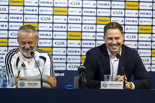 Trenér A-týmu a generální sportovní manažer olomoucké Sigmy Pavel Hapal (vlevo)...
