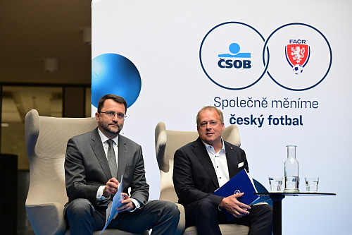 Předseda Fotbalové asociace ČR David Trunda (vpravo) a generální ředitel ČSOB...