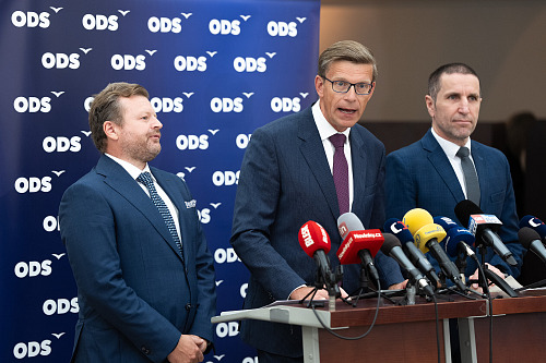 Vojtěch Munzar, Martin Kupka a Karel Haas na tiskové konferenci Poslaneckého...