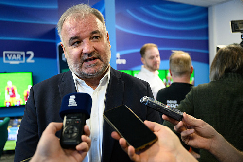 Šéf fotbalové ligy Tomáš Bárta mluví s novináři v centrále VAR v pražské Michli.