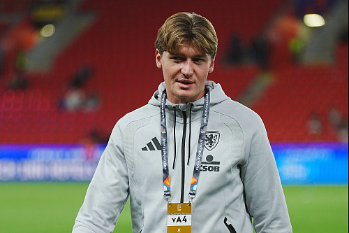 Čerstvý český reprezentant Ryan Naderi před zápasem s Anglií.