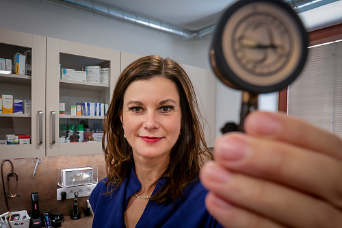 Veterinářka Veronika Křížová se ve své ordinaci v Českých Budějovicích...