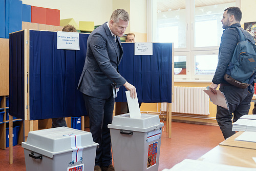 V Česku začaly komunální a senátní volby. Filip Turek odvolil v ZŠ Marjánka....