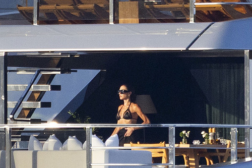 Victoria Beckhamová tráví dovolenou s rodinou na jachtě ve Francii (srpen 2026)