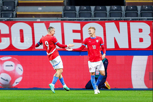 Český mladík Adam Karabec se raduje z gólu v Belgii