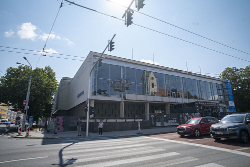 Městské divadlo ve Zlíně opravuje fasádu své budovy. (červenec 2026)