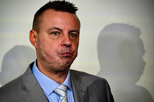 Nespokojený lídr moravskoslezské kandidátky SPD Jindřich Rajchl. (4. října 2025)