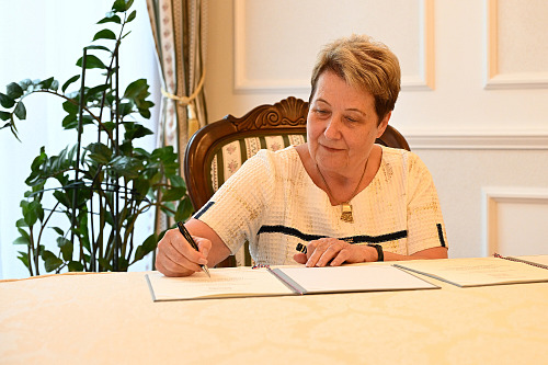 Zvolená ombudsmanka Eva Kostolanská se složením slibu ujala funkce. (18.června...