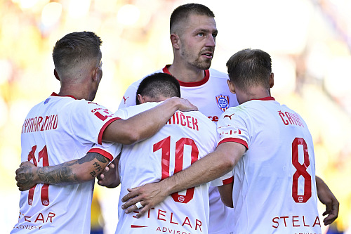 Fotbalisté brněnské Zbrojovky slaví gól Antonína Vaníčka.