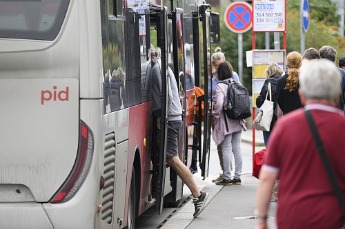 Pozor na sevření. V krizi je u každých dveří novějších typů tramvají nouzové...
