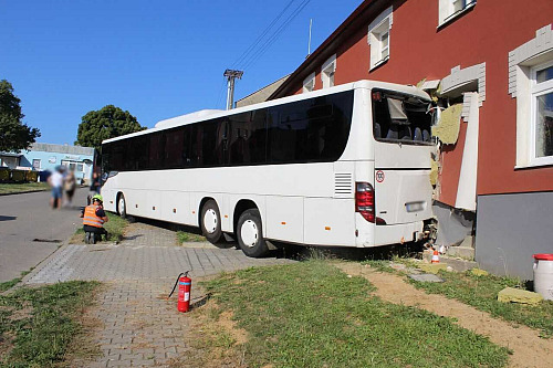 Řidič v Beňově na Přerovsku v sobotu nezabezpečil autobus, který se poté rozjel...