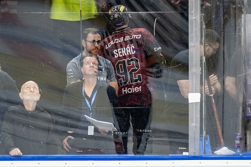 Jiří Sekáč ze Sparty opouští zápas proti Českým Budějovicím po faulu na Michal...