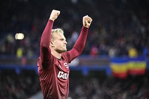 Sparťanský útočník Jonatan Brunes slaví vstřelený gól.
