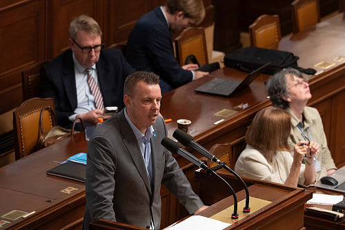 Aktuální schůze Poslanecké sněmovny. Poslanci zvolili šestici členů Rady České...