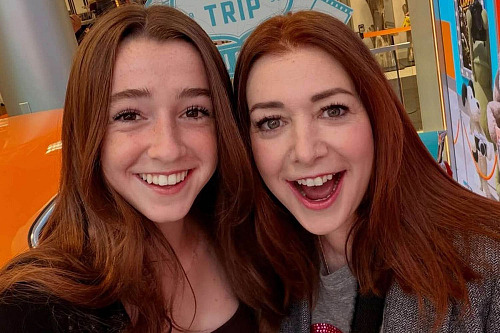 Alyson Hanniganová s její mladší dcera Keeva (2026)