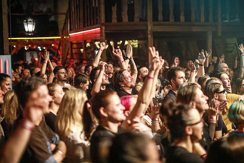 Klub Klondike v Peci pod Sněžkou, koncert Wohnout (březen 2026)