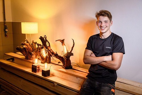 Jakub Stránský je devatenáctiletý umělec ze Semil, který ručně vyrábí...