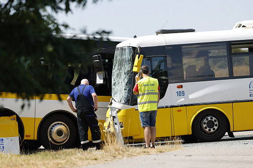 Na Znojemsku se střetly dva autobusy, na místě je 40 zraněných. (18. července...