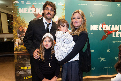 Jordan Haj, Emma Smetana a jejich dcery Lennon a Ariel (25. února 2026)