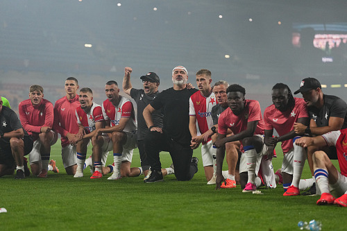 Fotbalisté Slavie s trenérem Jindřichem Trpišovský slaví vítězství v derby nad...