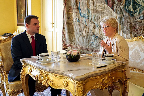 Ministr zahraničí Petr Macinka (Motoristé) ve středu přijal novou velvyslankyní...