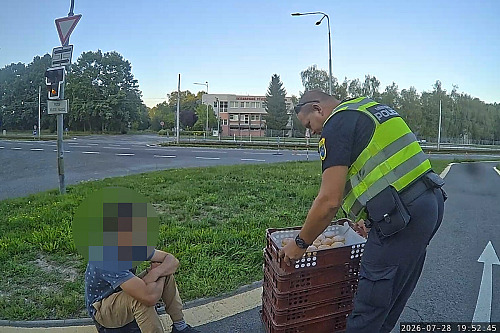 Muž v Ostravě ukradl v pekárně přepravky s koblihami, které pak prodával na...