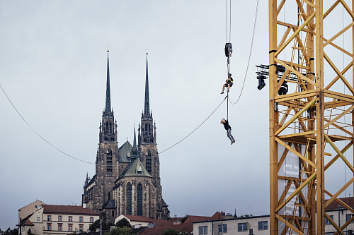 Stavební jeřáby, které dnes tvoří jednu z nejvýraznějších dominant u brněnského...