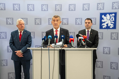 Tisková konference před odletem české delegace na summit NATO v Ankaře. Zleva...