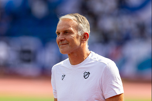 Trenér Baníku Roman Skuhravý sleduje zápas proti Artisu Brno.