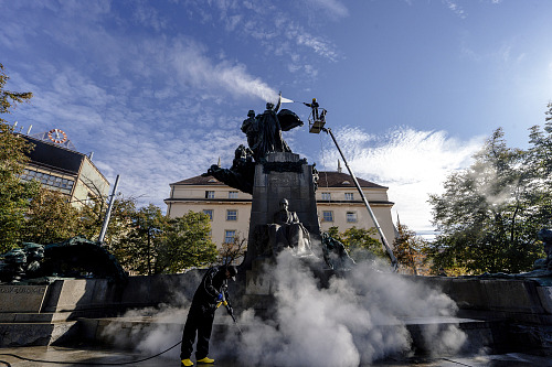 Firma Kärcher ve spolupráci s restaurátory odstranila nečistoty z pomníku...