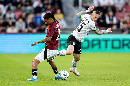 Sparťanský křídelník Joao Grimaldo a Jiří Fleišman z Karviné