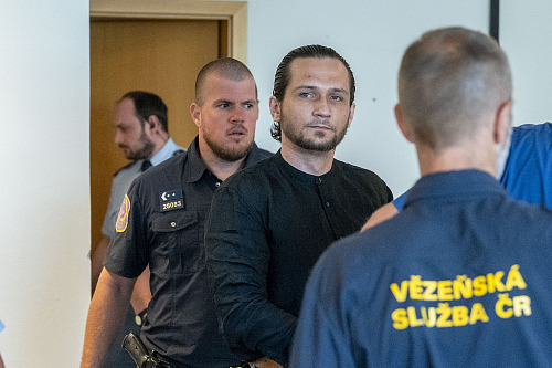 Daniel Kratochvíl, který je obžalovaný kvůli zapálení baru ve Zlíně, stanul...
