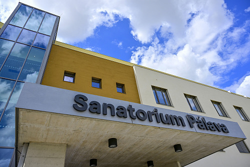 Na jihu Moravy otevřel rehabilitační ústav Sanatorium Pálava. (23. července...