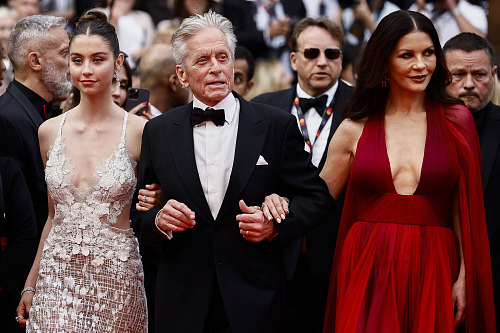 Carys Zeta Douglasová, Michael Douglas a Catherine Zeta-Jonesová (Cannes, 16....