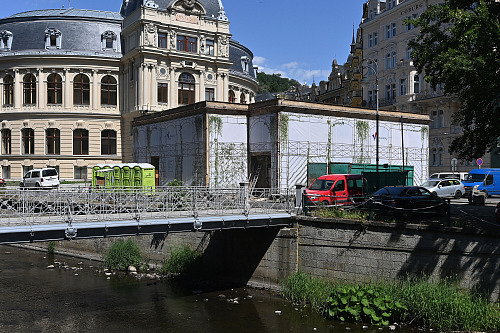 Rašelinový pavilon u Císařských lázní překryla do doby, než se podaří sehnat...